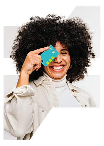 Cliente sorrindo segurando o cartão Afinz